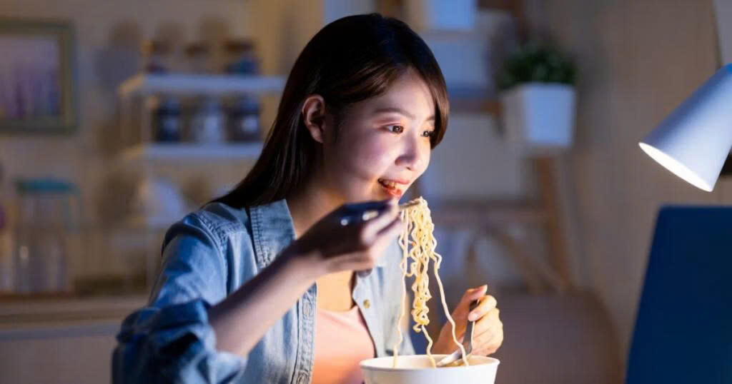 Thức khuya có tăng cân không 